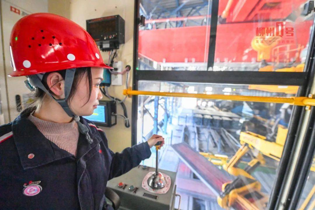 罗园坐在开着两台空调的驾驶室里,驾驭行车吊动数千斤钢材.