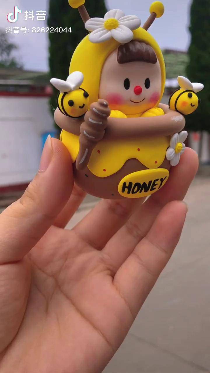 小蜜蜂躲在了蜂蜜罐罐里偷吃蜂蜜那么问题来了那个更好看呢超轻粘土