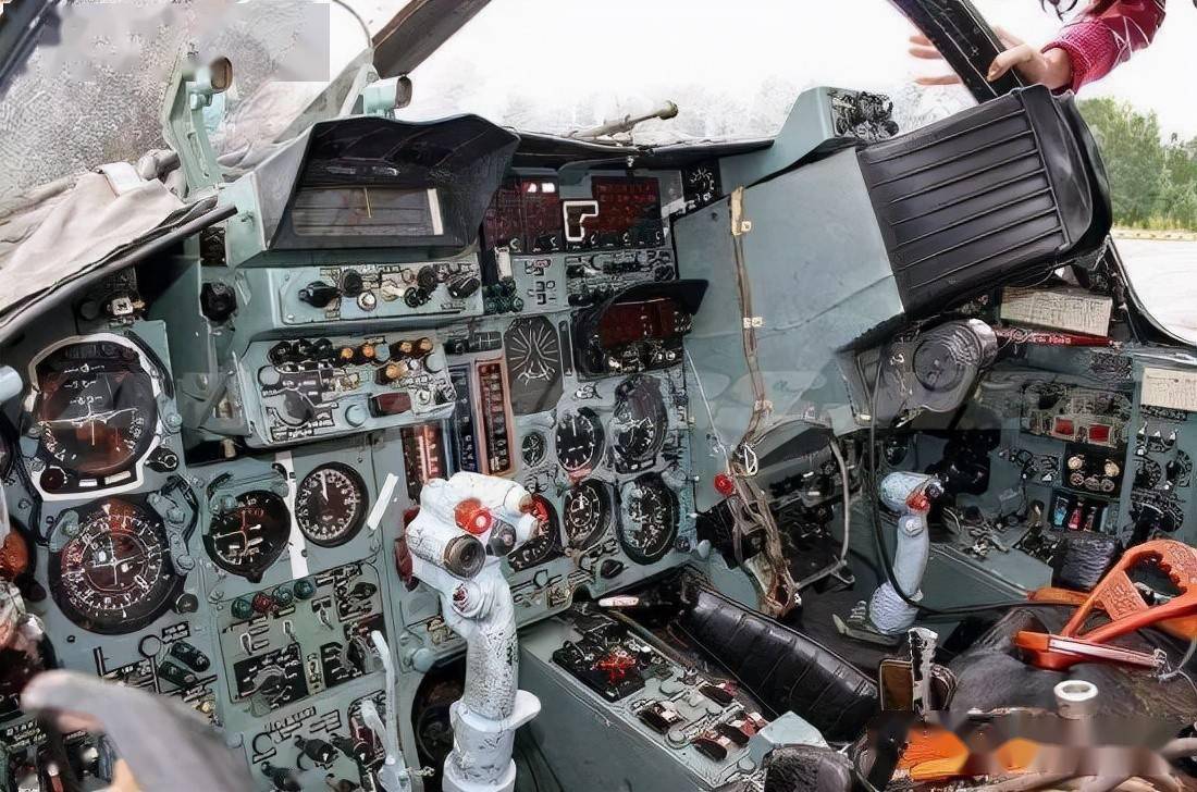 苏-24的座舱内部,仪表显得比较老式.