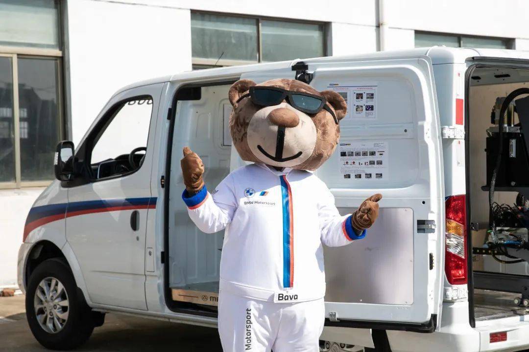 作为宁波宝恒吉祥物,出门耍宝可不能少,在保养结束后当然要合个影啦!