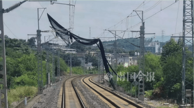 廣告橫幅掉落鐵路逼停動車這種事今年廣西已發生53起