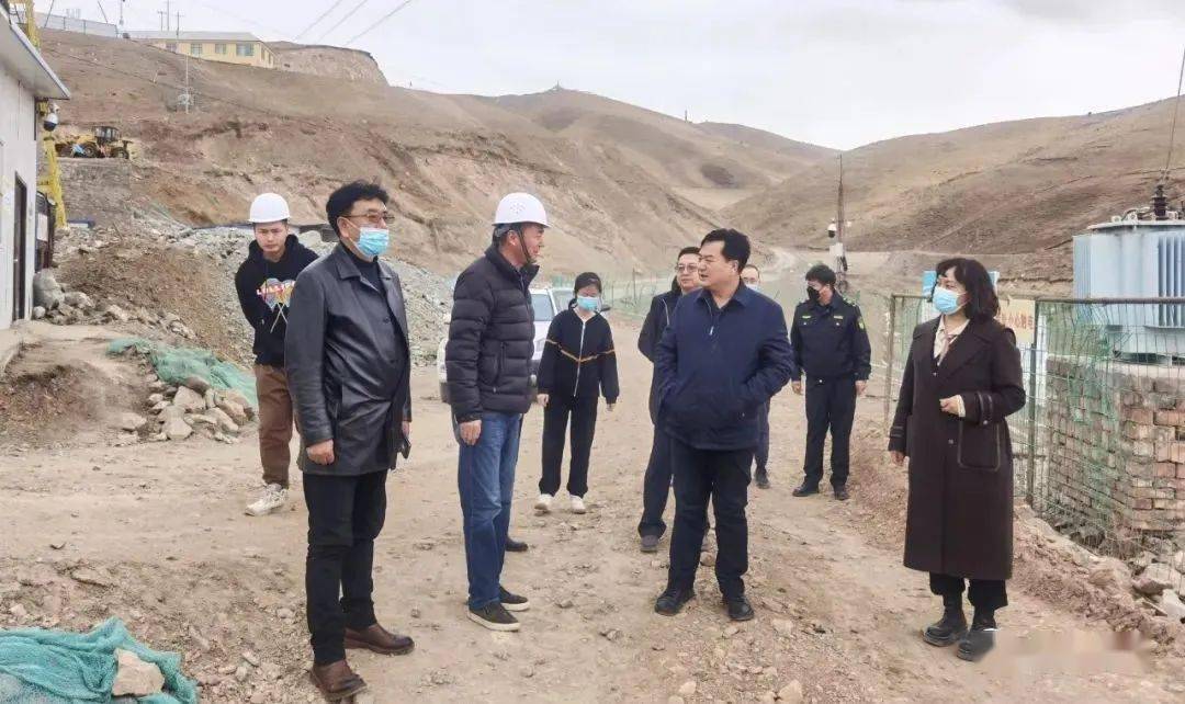 3月9日,州生态环境局党组书记,局长林占兴带队深入尖扎县保下藏成山