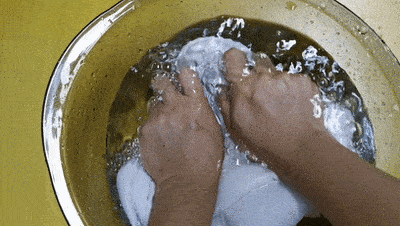 梦之洗礼，解析梦见洗澡连身上的衣服也洗了，衣服洗下夹杂着泥与黑色水的深层含义