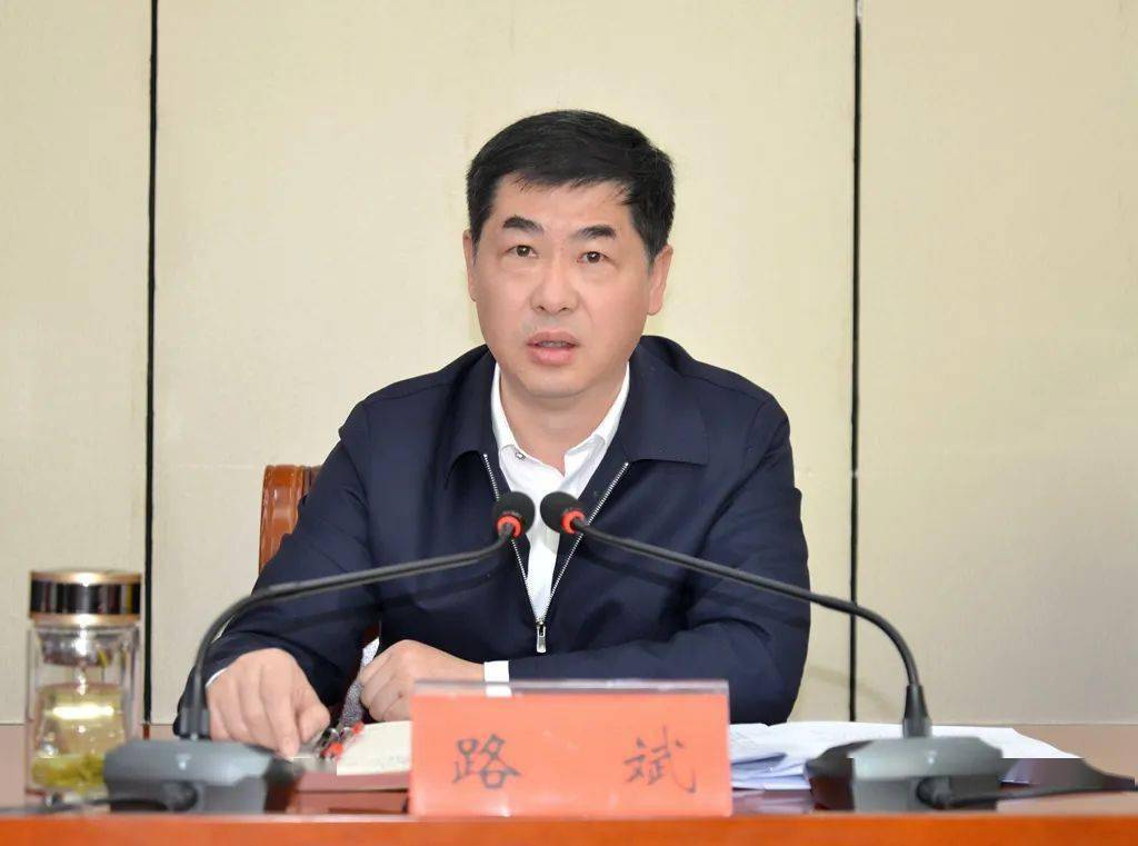 县领导李文波,冯其芳,万小文,郭亮,王波等出席.