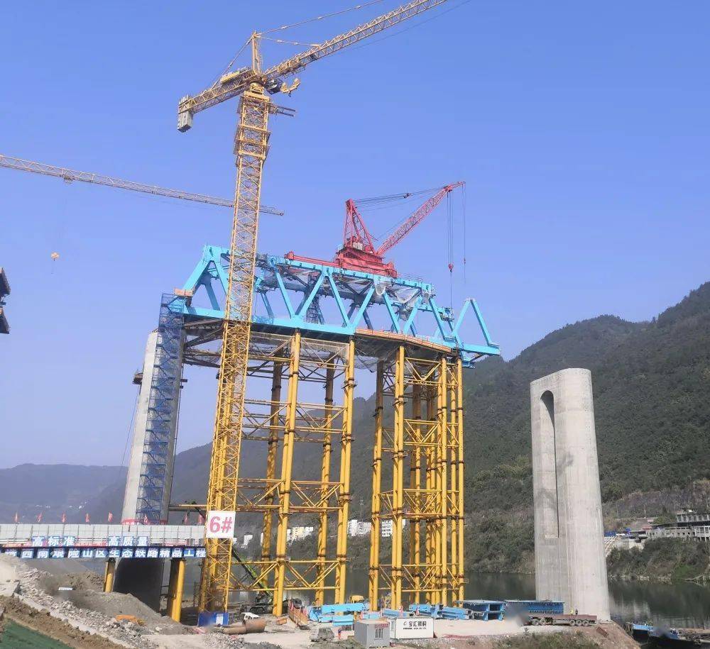 月9日，重黔高铁项目部二分部黄草乌江双线大桥重庆岸2#墩墩身模板安装。 ▲3月9日，重黔高铁项目部三