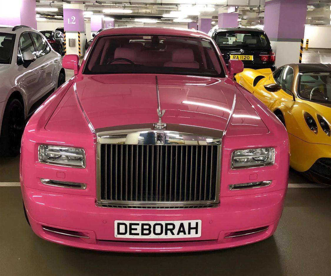 实拍洪永时的座驾宾利车标镶钻埃尔法上贴的字母有意思