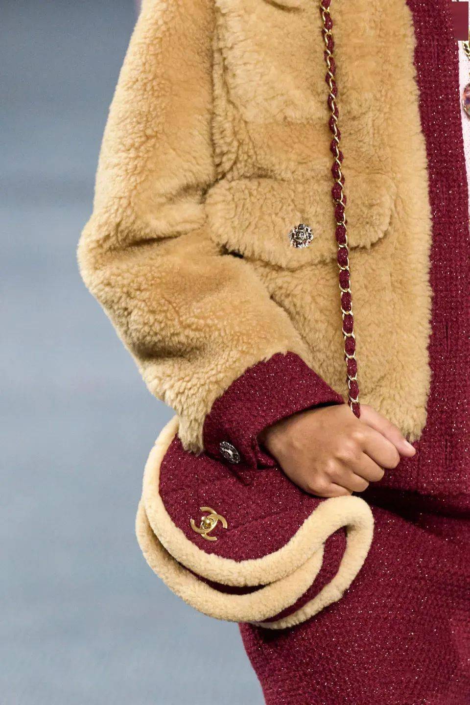 Chanel 想穿上香奈儿,对他说“我爱你”