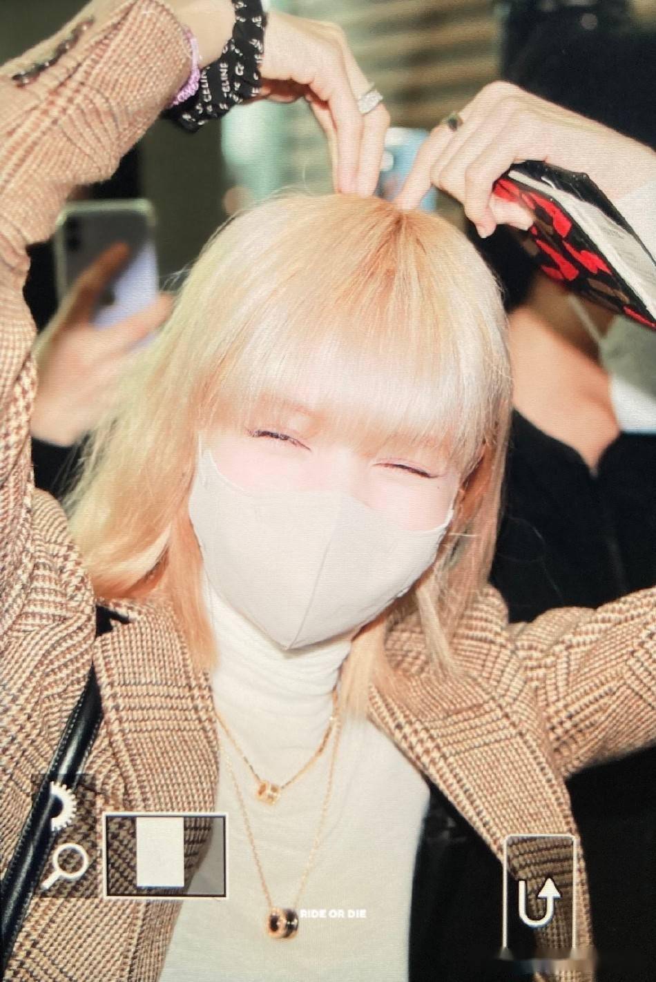 lisa新冠痊愈后金发造型现身机场 对粉丝比心元气活泼_仁川_金色_镜头