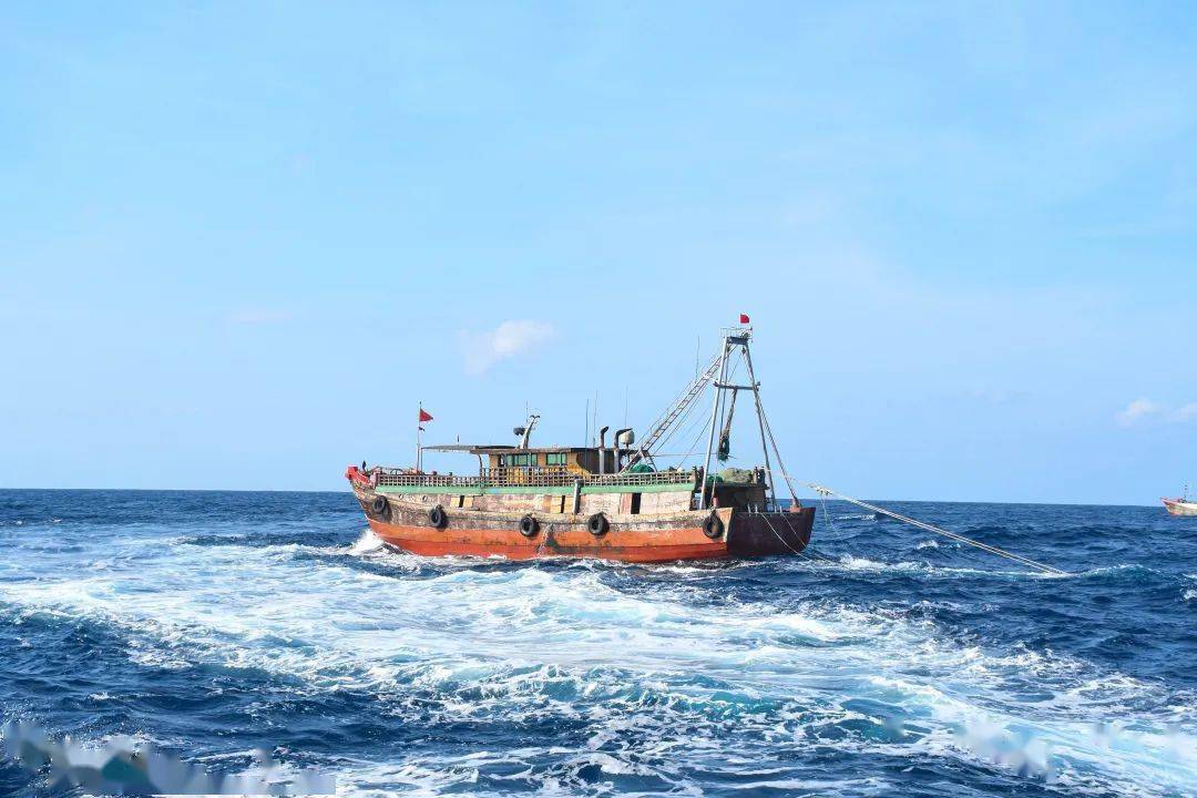 一天查获33人三亚海警局查扣7艘违规渔船