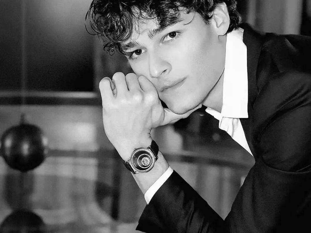 05雨果·马尔尚hugo marchand雨果·马尔尚是一位法国芭蕾舞演员,他于