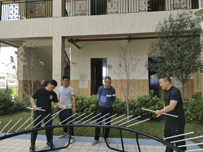 而廣東梅州地區也曾在蹦床項目上為國家和廣東培養輸送世界冠軍陳玲