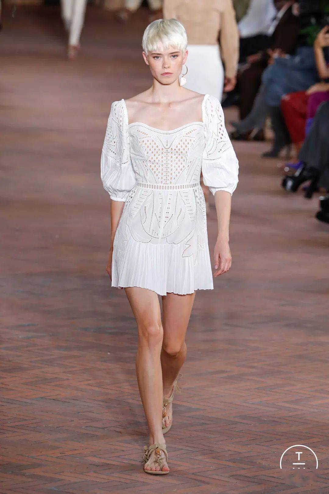 秀场秀场上的小白裙