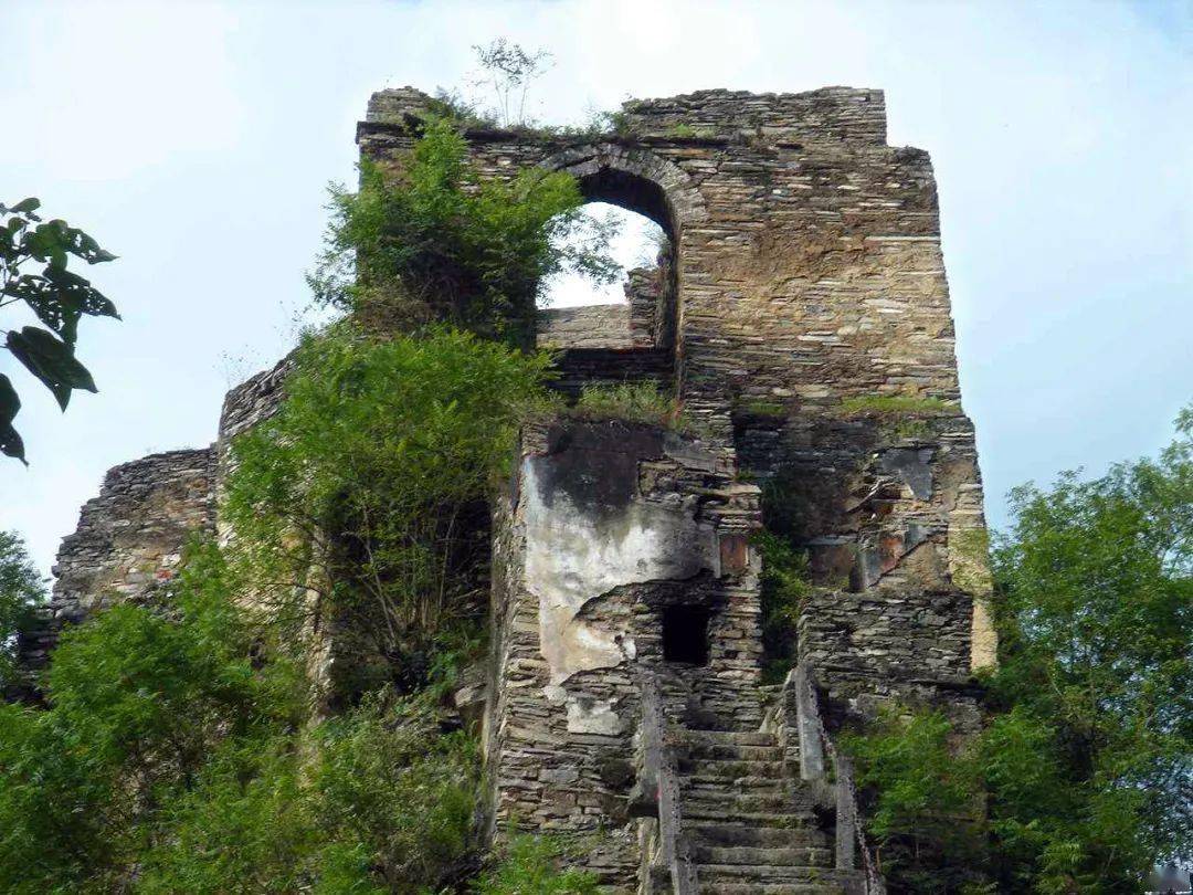 观音寨森严壁垒的寨堡(紫阳县文管所提供)旬阳县蜀河石堡遗址(旬阳县