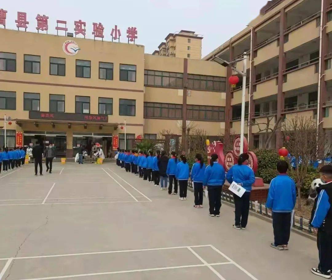 曹县县委副书记县长孟令选实地督查教育系统疫情防控及全员核酸检测