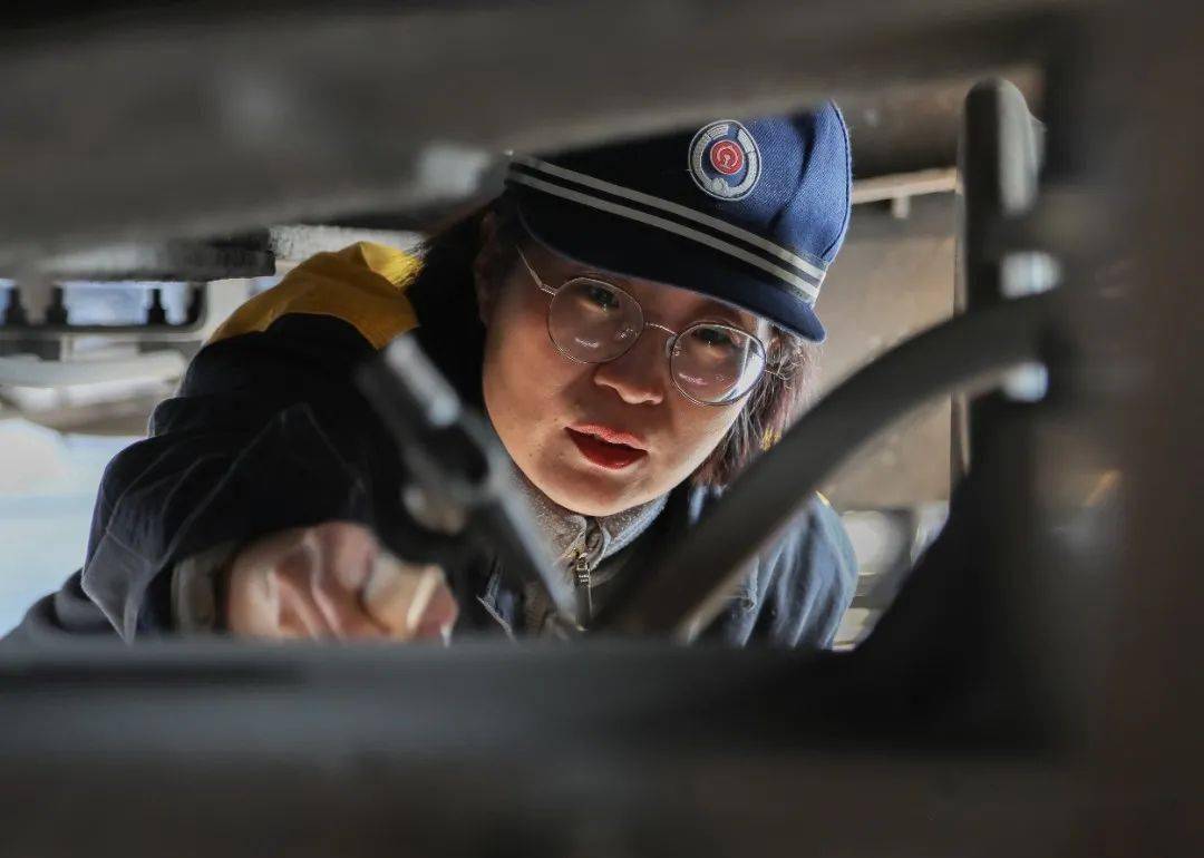 铁路货车检车员队伍里,这帮女子检车员,用她们娇柔的身躯与男职工们一