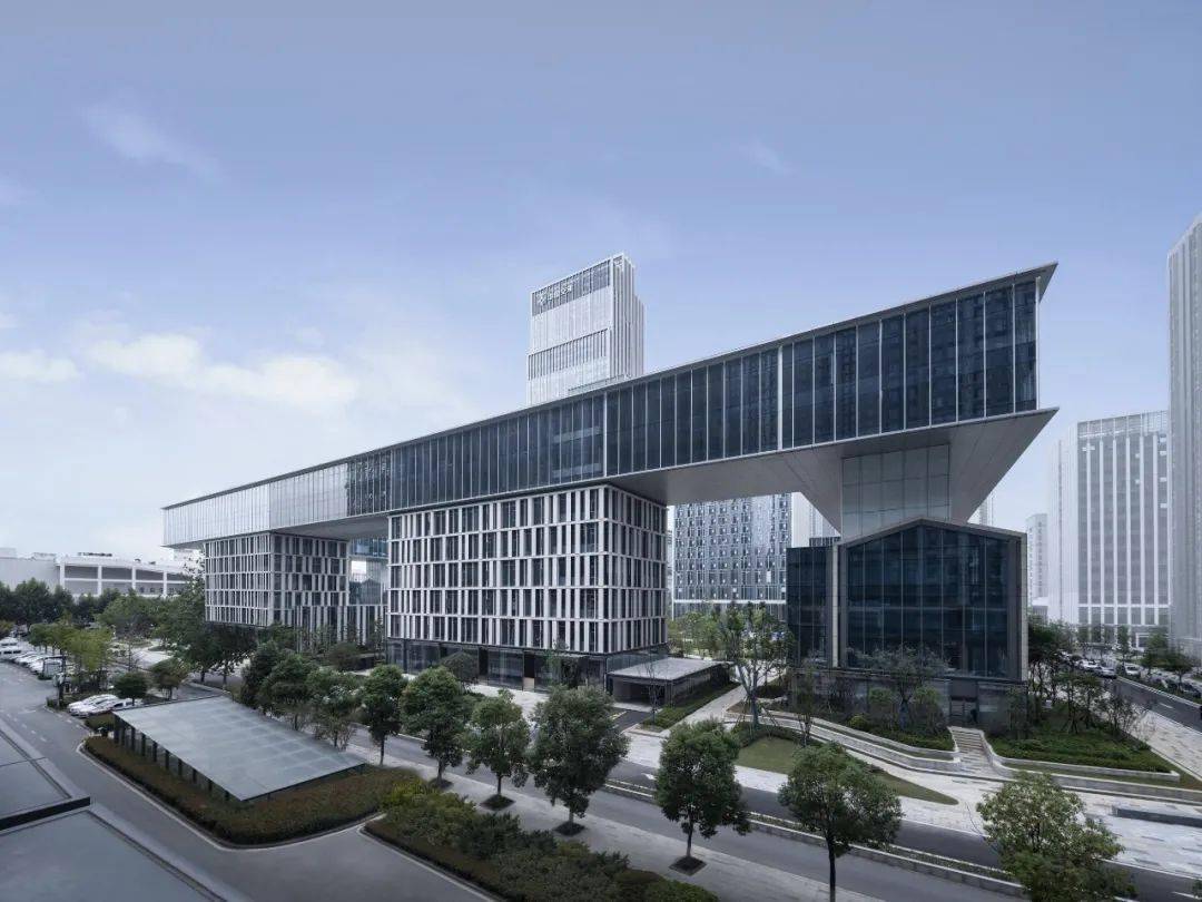 建筑巨构的界定与融合武汉华中中交城