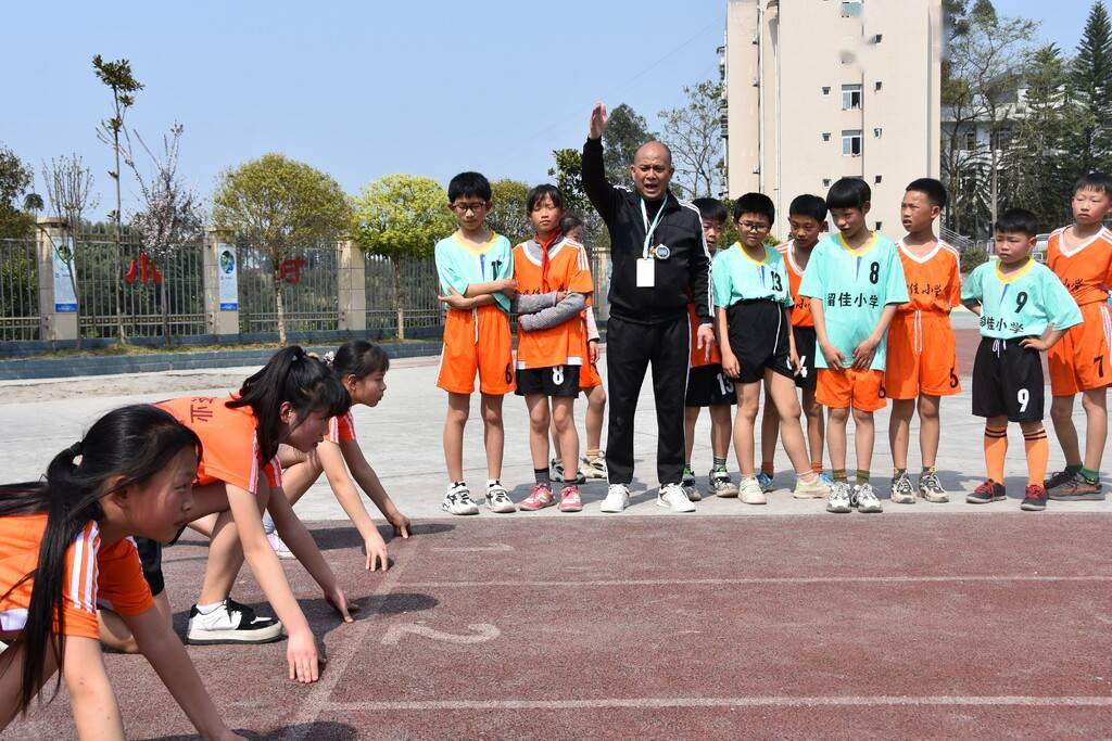 乡村体育教师的执着坚守记荣县留佳镇小学校体育教师赵松