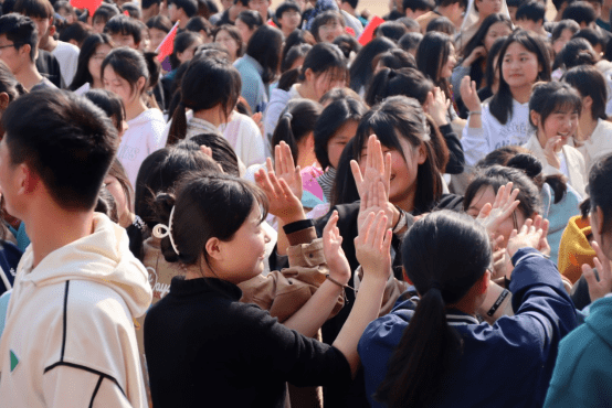 青年勵志演講家,江西金太陽教育集團特約專家陳國明老師為師生做演講