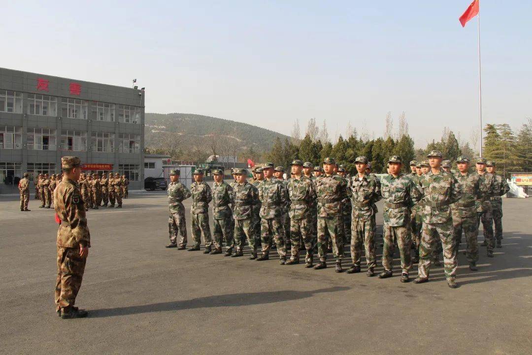 河南省新乡市凤泉区人武部用荣誉激励预定新兵建功军营