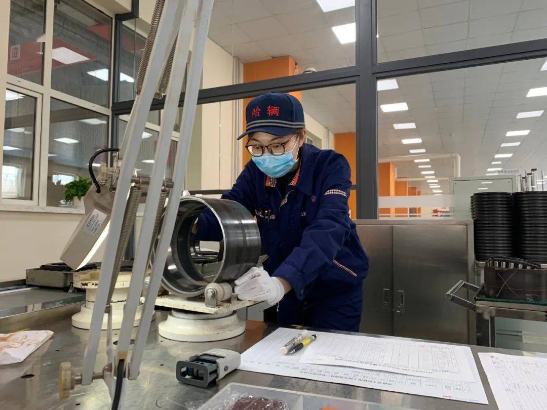 图为杨鑫淼对轴承外圈滚道面进行外观检查杨鑫淼负责对拆解后的轴承