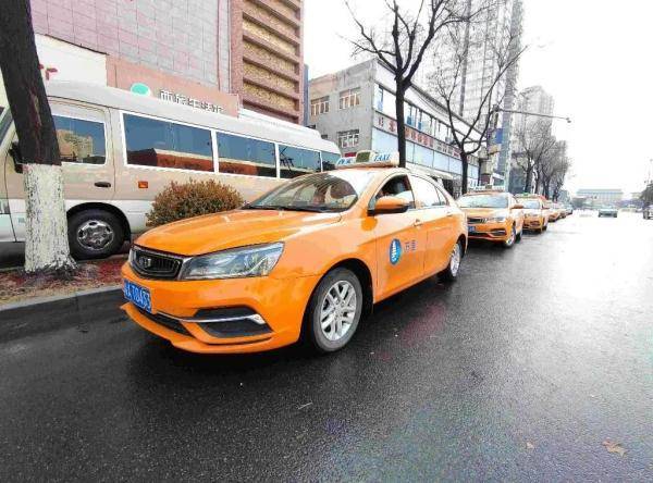 西安932辆出租车出动做核酸检测样本摆渡人