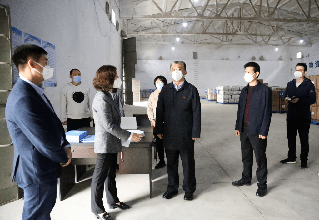 在运城北站,张建军现场查看核酸检测采样点设置,区域划分等情况,并就