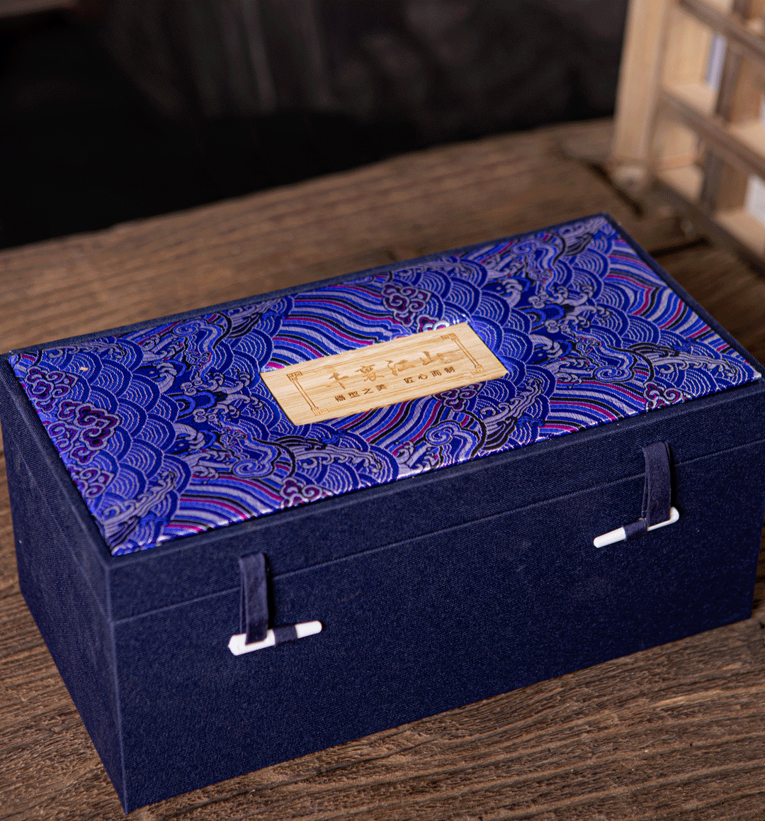 大师缸千里江山聚宝盆以古今青绿山水第一长卷《千里江山图》为蓝本