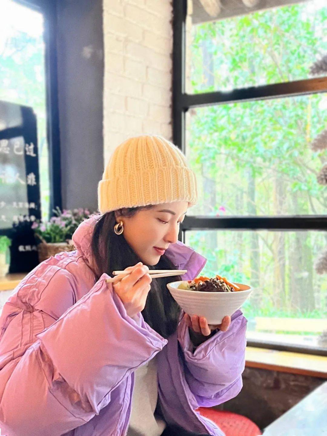 很难把荧屏上那个光彩照人艳光四射的女明星和吃素喝茶不施粉黛