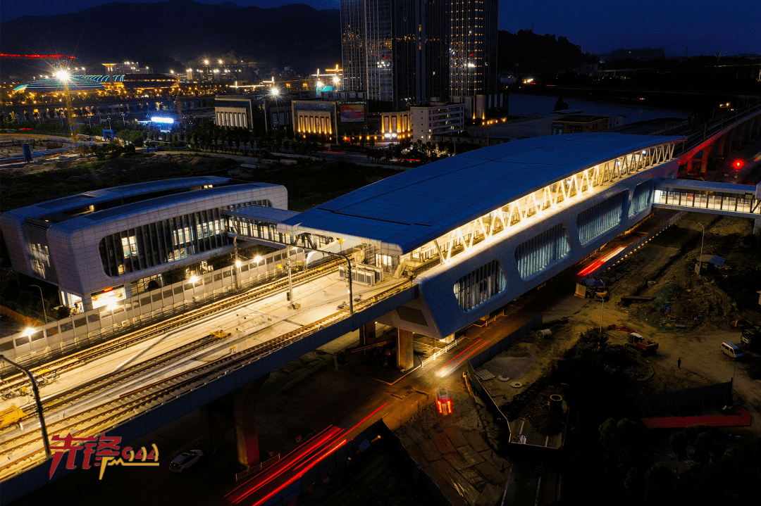 上层跑汽车,下层跑地铁6号线通过道庆洲大桥时大家在列车上即可领略