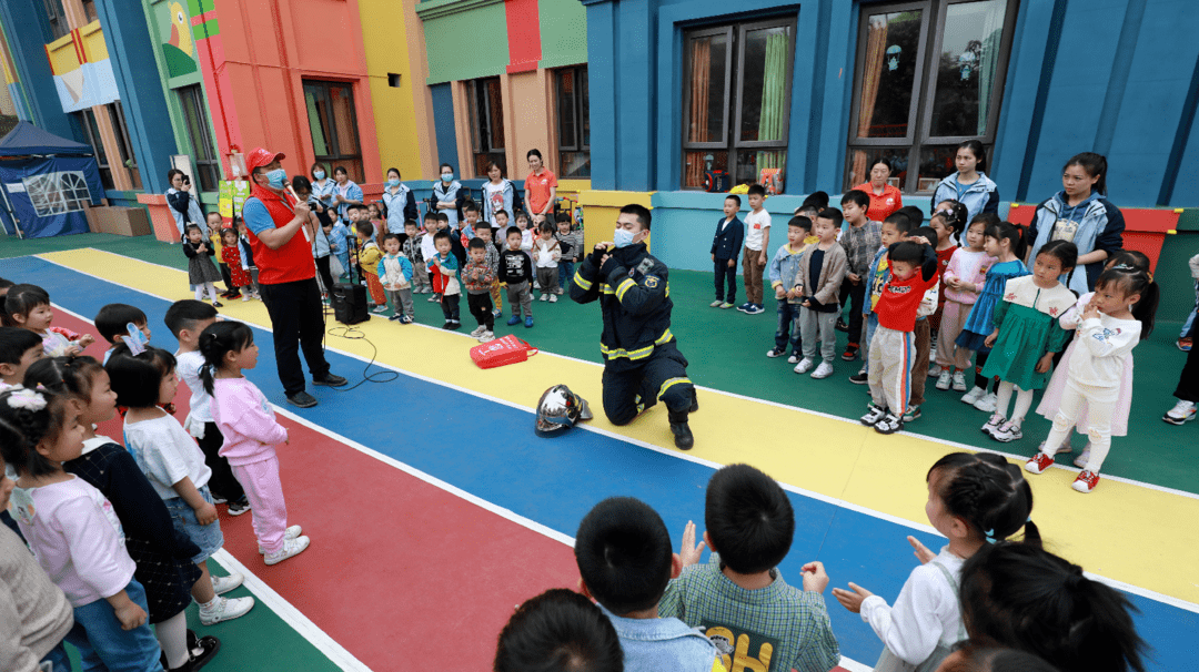 活动|两江新区消防救援支队走进聆宝幼儿园开展应急消防宣传演练