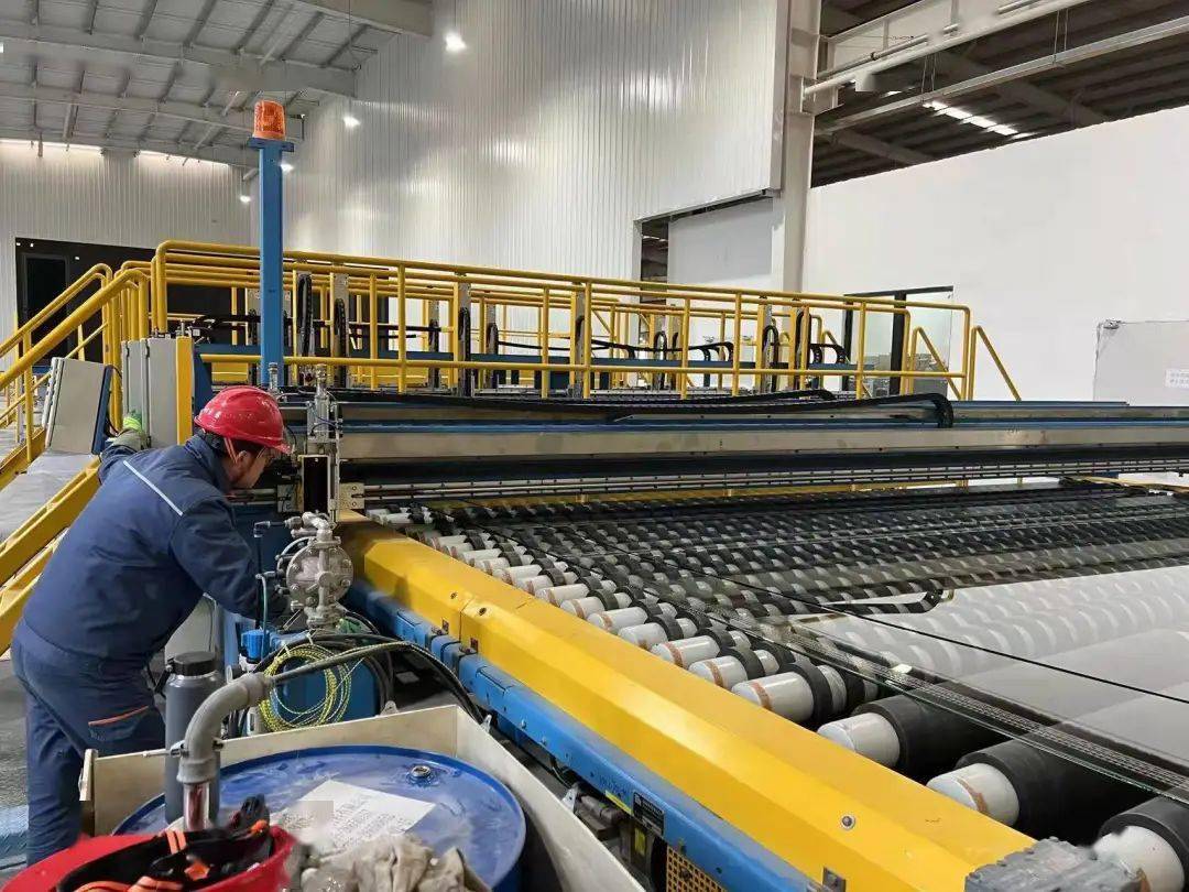 一期建设600t/d超白浮法玻璃和900t/d光伏玻璃生产线,二期建设700t/d