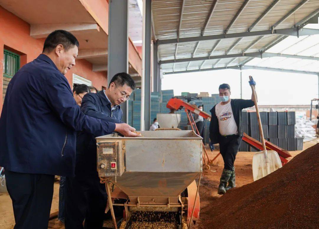 3月15日,市委副书记,市长徐鸿来到渝水区罗坊镇,姚圩镇宣讲全国"两会"