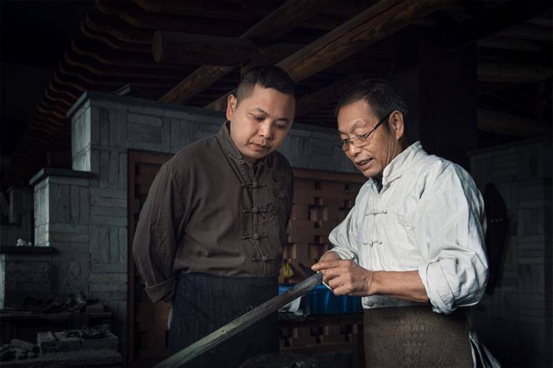 龙泉宝剑厂改行造菜刀龙泉还生产海贼王鬼灭之刃的动漫刀剑