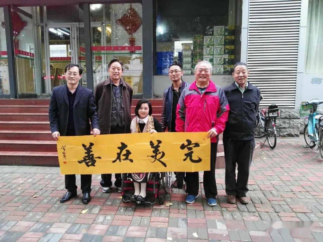 王景新,刘慧斌,张万想,王有卿,王东生,苏顺兴,王敏向丁玉坤赠送书法和