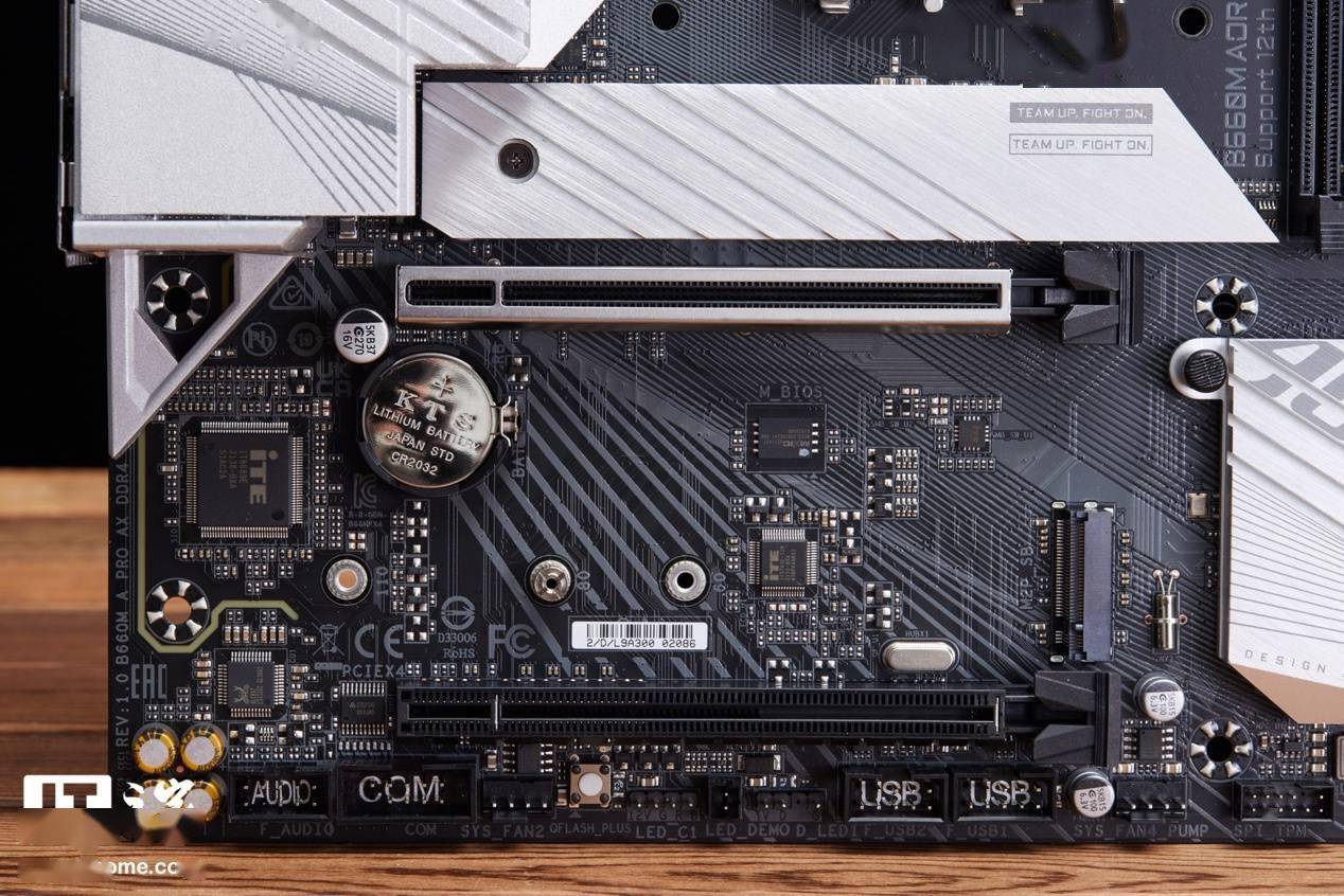 【IT之家开箱】技嘉雪雕 B660M 主板图赏：银装战甲，千元利刃