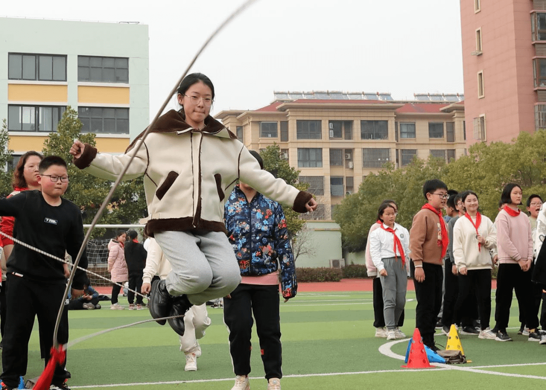 绳气十足 凤凰园校区举行六年级跳长绳比赛