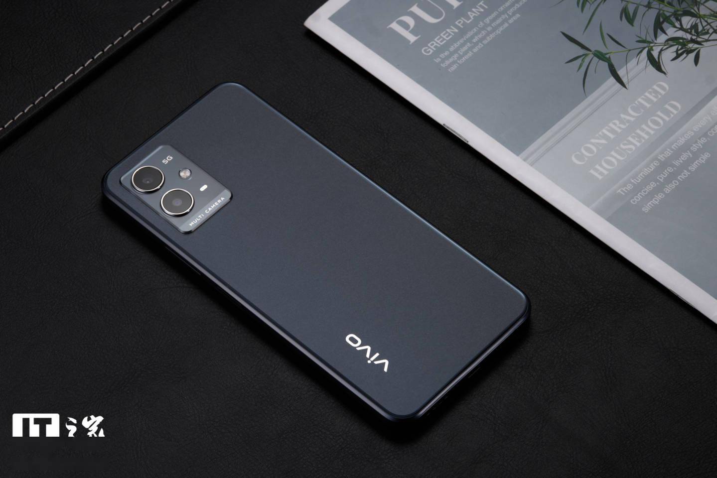 【IT之家开箱】vivo Y33s 5G 手机图赏：清蓝微光，经典深邃