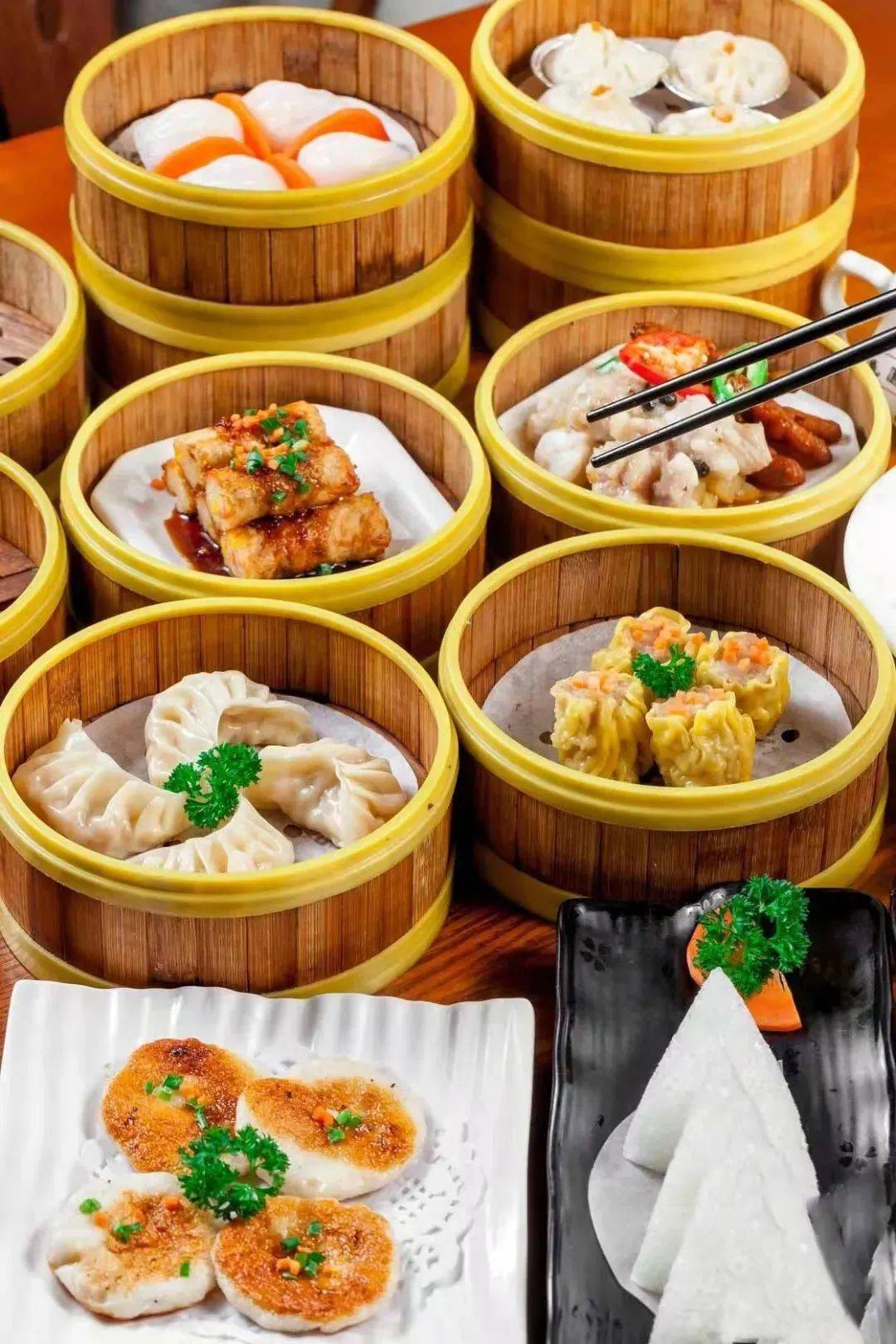 杯碟之间,就勾勒出浓浓的粤式风情传承早茶文化,创新吃法迅速风靡广东