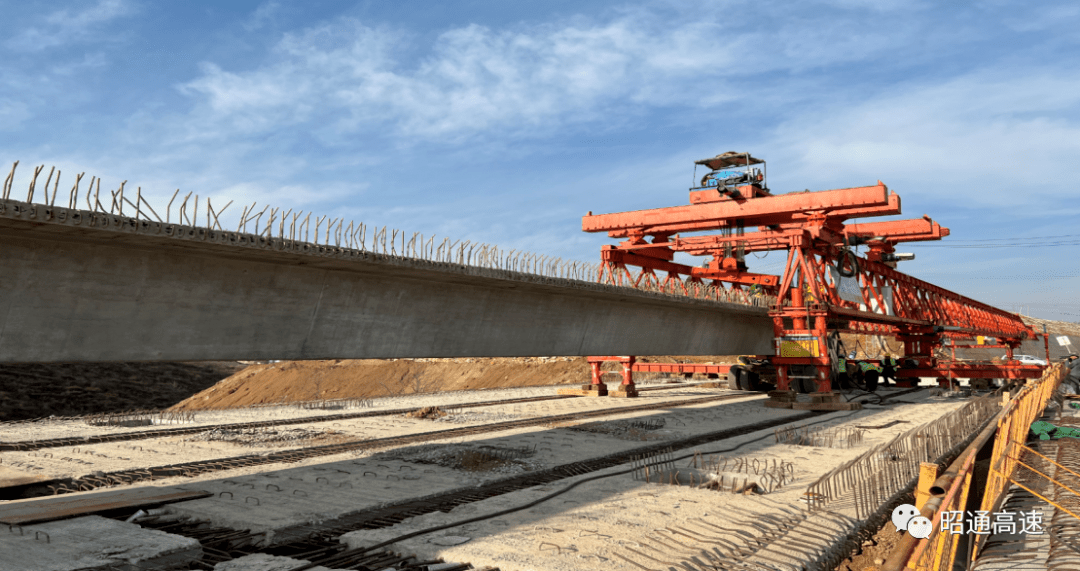 预应力砼(后张)小箱梁,先简支后连续;下部结构桥台采用柱式台,扶壁台
