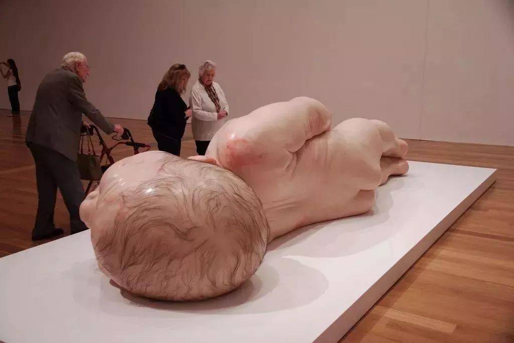 Mueck|超震撼的写实人体！真实到毛骨悚然，放大10倍都耐看：细节里藏着魔鬼···