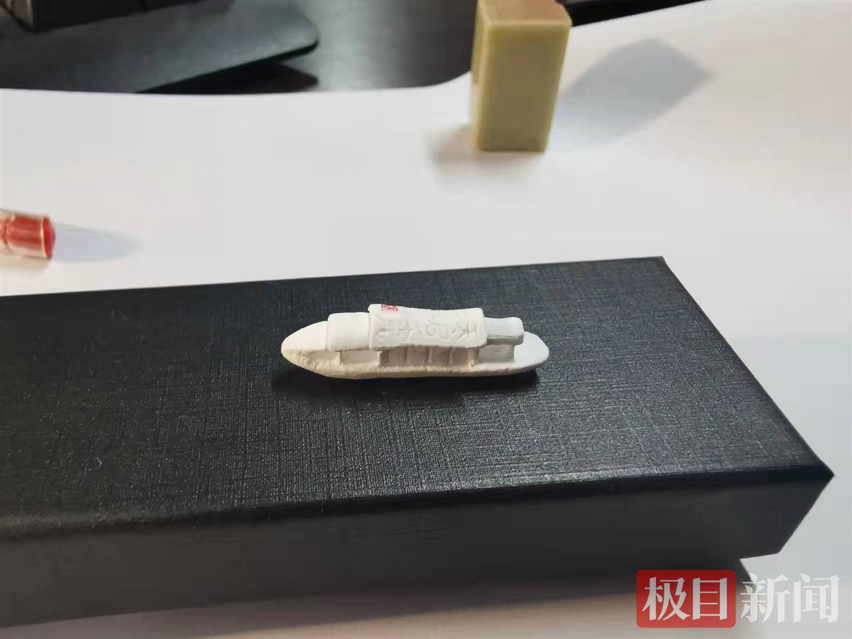 硬核!上完《核舟记》,中学生直接用粉笔雕刻出核舟