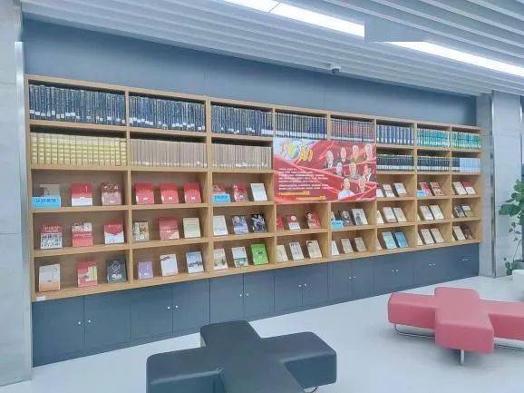 展出地点:李文正图书馆b201书墙温馨提示:书墙上的图书可正常借阅图片