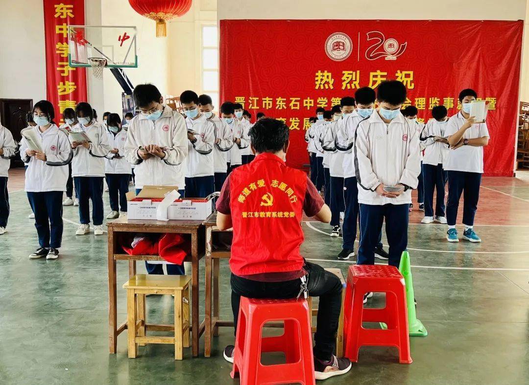 3月16日,池店中学党员先锋队助力池店镇开展第二轮全员核酸检测工作.