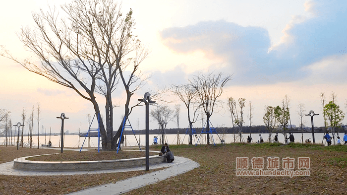 三洪奇大桥通车后是连接北滘和伦教来往的水上通道它曾是顺德去广州的