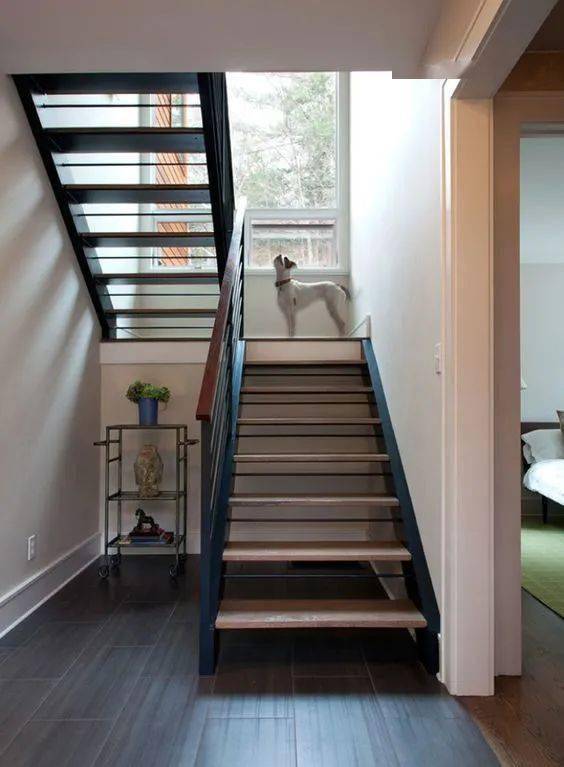 如果你家复式面积小旋转楼梯是唯一选择只占1㎡还自带曲线美