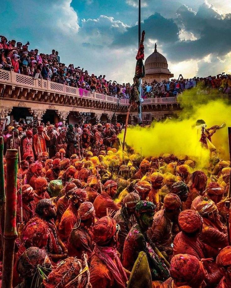 疫情趋缓物价上涨，印度人聚集庆祝“久违”的洒红节