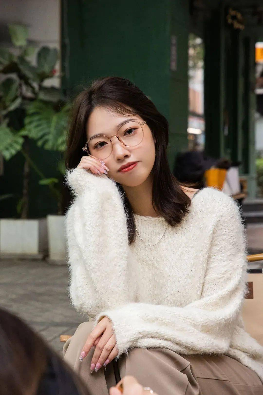 ② 圆框长脸型其实是非常适合戴眼镜的一种脸型,戴上眼镜就能很好解决