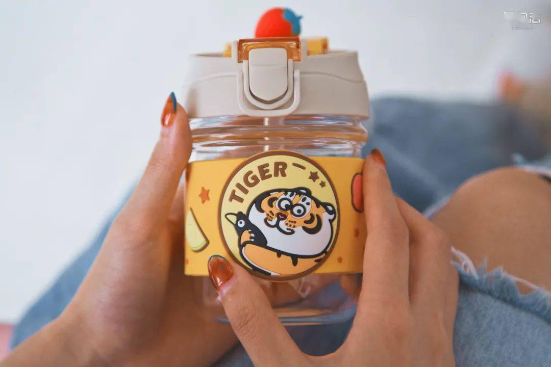 吸管火遍全网、一杯难求的胖虎杯，凭什么圈粉无数？｜A 口袋