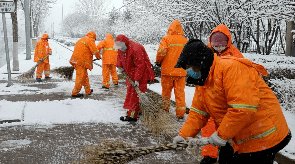 全市出动环卫工人42万人次开展扫雪铲冰