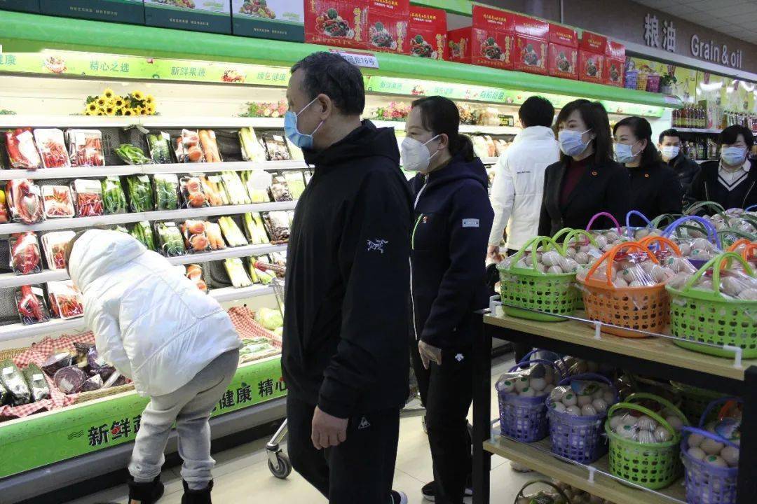 亚泰集团宋尚龙董事长到亚泰超市慰问并指导工作